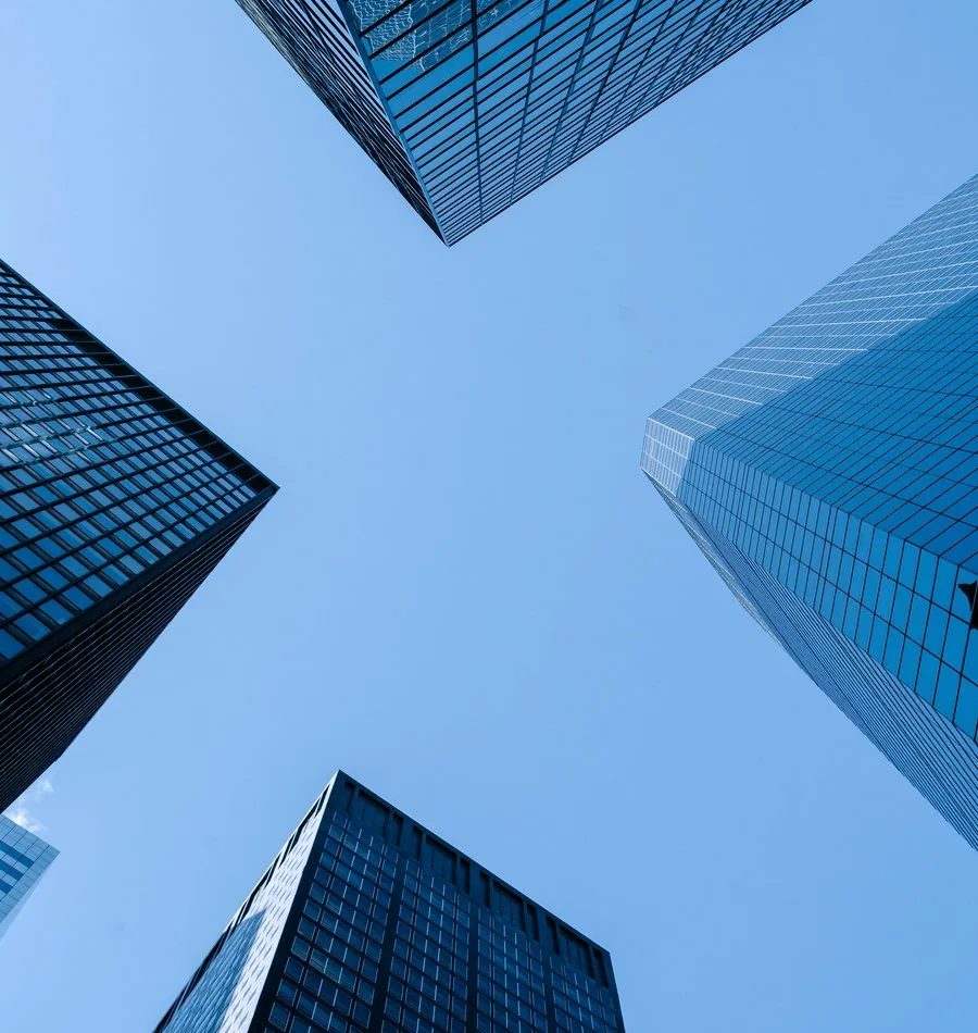 Vista de edificios corporativos, representando diversidad de industrias